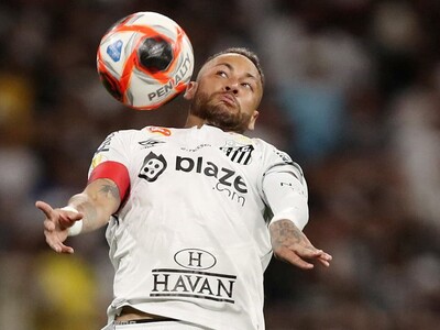 Neymar reaparece con gol, Santos empata