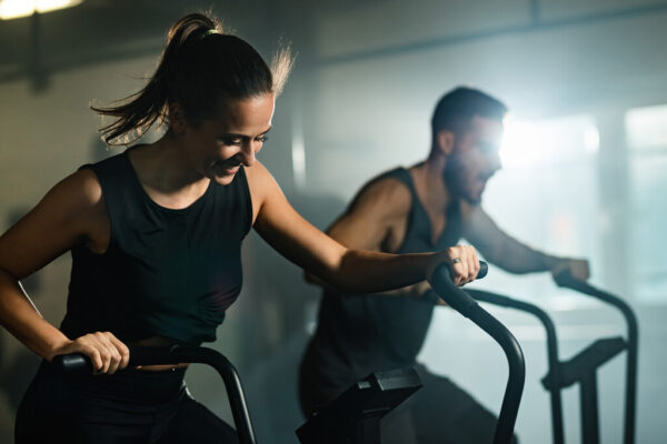 Nos prometieron que 20 minutos de chispazos equivalían a 4 horas de gimnasio. La ciencia dice que es más complicado