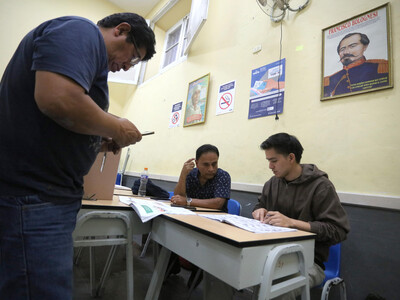 Perú extiende votación al lunes en mesas que no abrieron