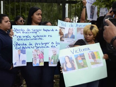 Protestan por muerte de mujer tras cirugía estética en Santiago