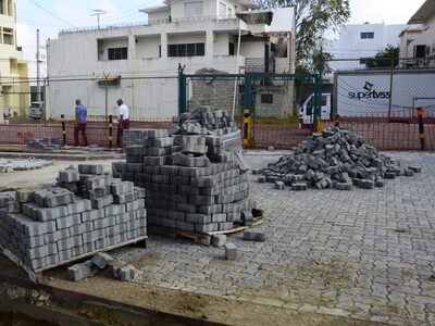 Quejas retrasos en entrega de trabajos en calle Del Sol en Santiago