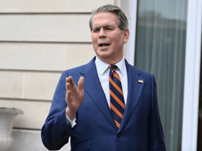 Scott Bessent prevé precio de gasolina en EEUU a tres dólares