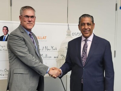 Adriano Espaillat entrega fondos al City College of New York