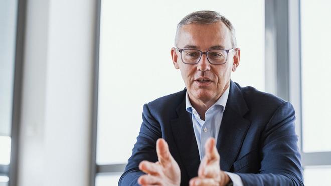 Alain Favey (CEO de Peugeot): "Para que el coche eléctrico funcione hay que hacerlo asequible, darle apoyos"