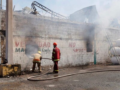Aún no ha sido sofocado incendio en empresa de baño en SDE