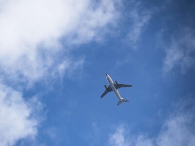 Despega primer avión con pasajeros del barco afectado por hantavirus