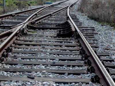 Detenido muere arrollado por tren tras escapar de furgón en Londres