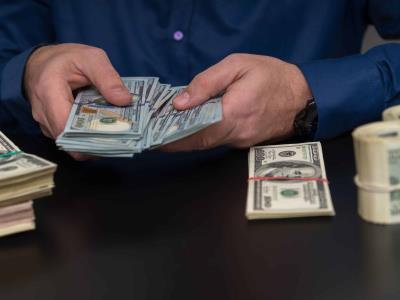 Dólar cae por debajo de los RD$60 en RD