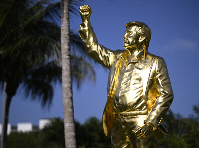 Donald Trump presenta estatua en su club de golf Doral