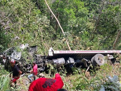 Dos muertos al caer camión por precipicio en Jarabacoa