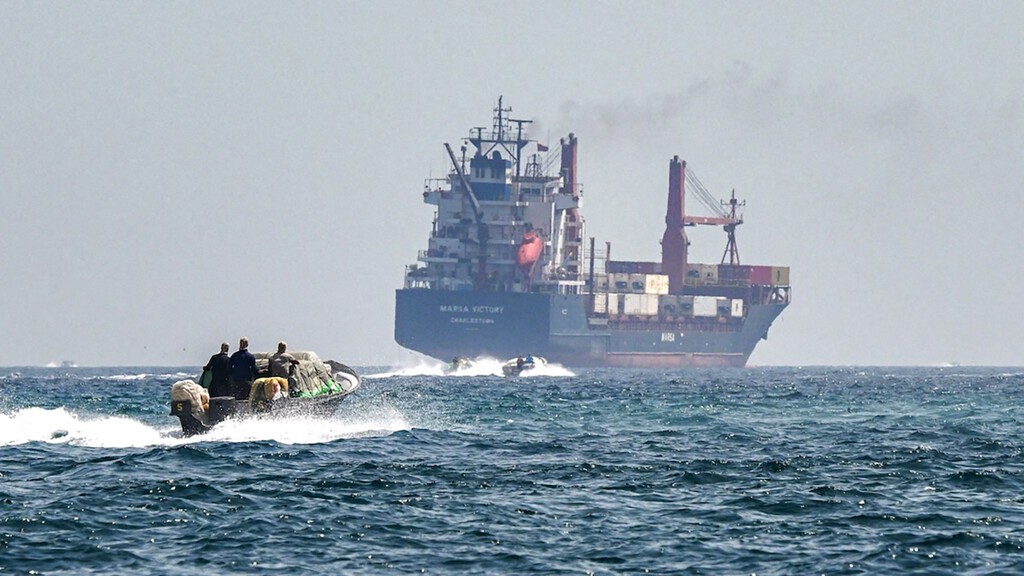 EEUU tiene un plan para liberar a los 1.000 barcos atrapados en Ormuz: guiarlos hasta la salida uno a uno… con una sorpresa