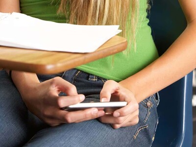 Educación regula celulares y dispositivos en los centros educativos