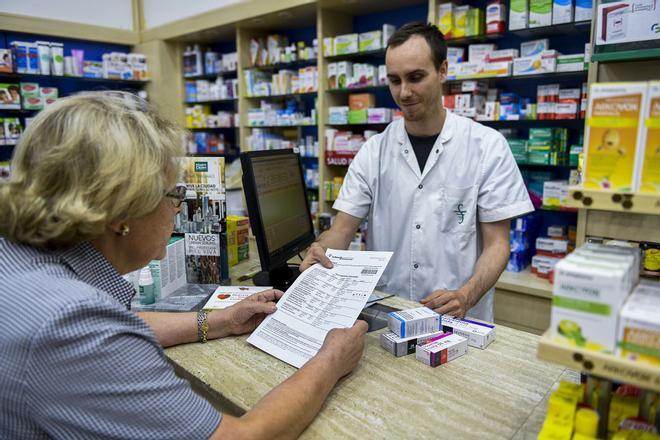 El Gobierno pone límite al gasto en medicamentos de millones de trabajadores y las rentas bajas solo pagarán 18 euros al mes