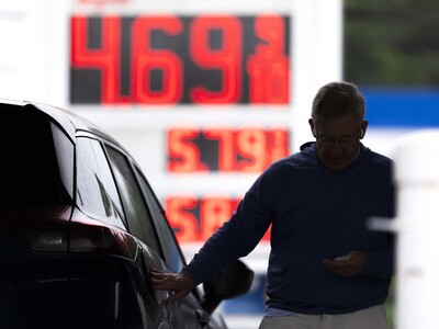 El verano comienza en EE. UU. con alza de precio de gasolina