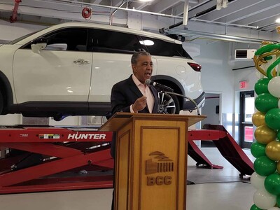 Espaillat entrega fondos para modernizar programa automotriz