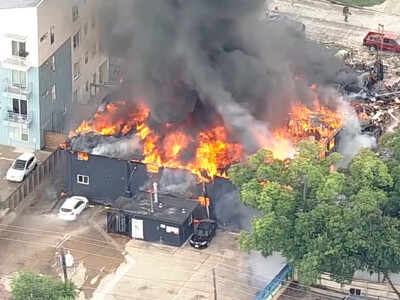 Explosión en edificio Dallas deja víctimas y un incendio devastador