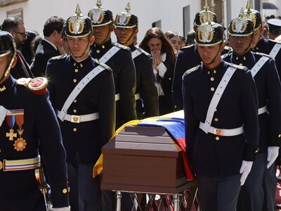 Germán Vargas Lleras recibe honores en Palacio de San Carlos