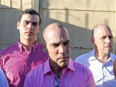 Hijo de Redondo Llenas sorprende en salida de su padre de cárcel