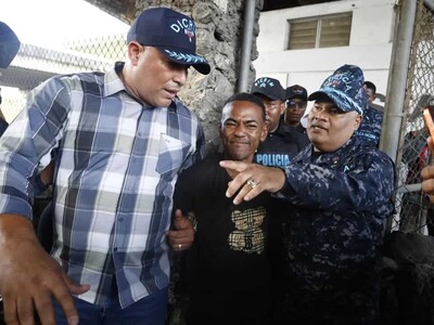 Hombre desciende del puente Duarte luego de operativo de rescate