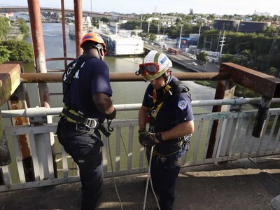 Hombre huye de la Policía y se atrinchera debajo del puente Duarte