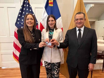 JCE entrega cédula dominicana en el exterior a embajadora
