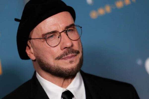 John Travolta adopta la boina como amuleto para su debut como director