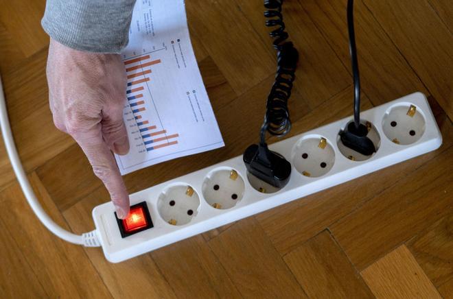 La luz podría subir hasta un 40% más al mes en millones de hogares si desaparece la tarifa regulada en España