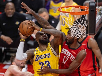 Lakers eliminan a Rockets; Pistons y Raptors igualan sus series
