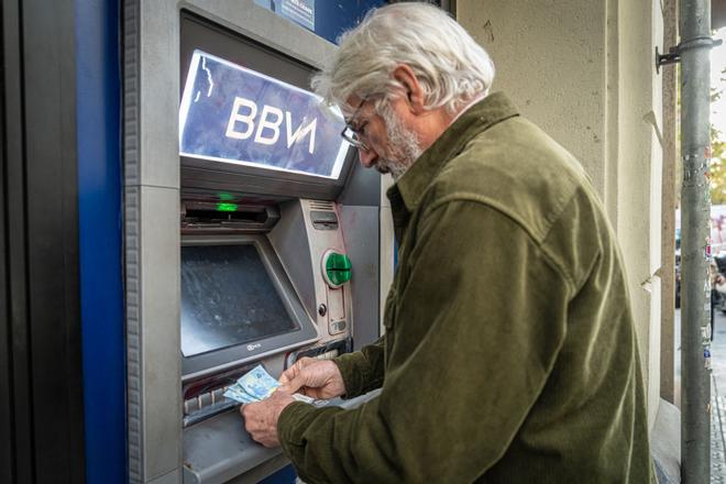 Los expertos coinciden: "Sacar dinero del cajero de esta manera es ponérselo fácil a los estafadores"