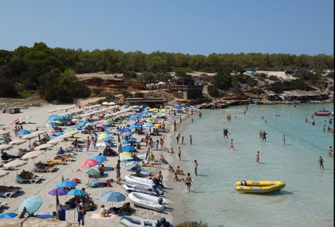 Los hoteleros acusan al Govern balear de dañar la imagen turística de Formentera con la eliminación de hamacas y sombrillas