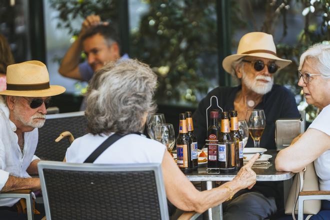 Los jubilados españoles siguen ahorrando más de lo esperado y los analistas alertan de su impacto en la economía