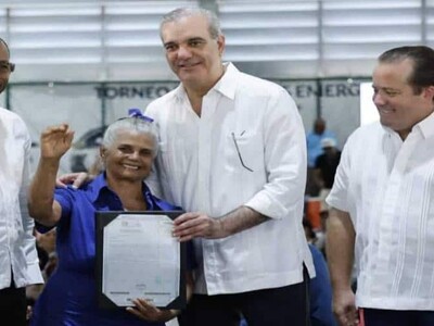 Luis Abinader entrega títulos de propiedad en República Dominicana