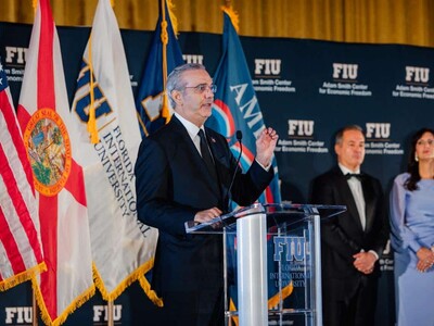 Luis Abinader regresa de Miami tras recibir Champion of Freedom Award