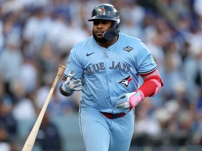MLB: Guerrero Jr. sale de juego al ser golpeado en el codo