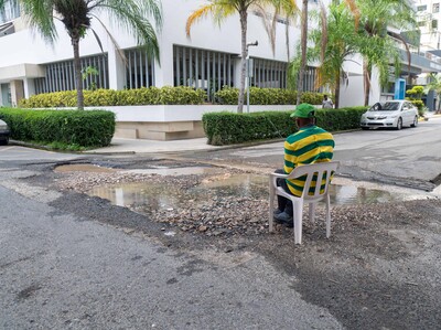 Miles de galones perdidos: avería recurrente afecta calle en Naco