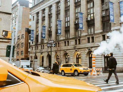 Mujer muere en Manhattan tras caer en registro subterráneo abierto