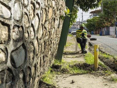 Muro inclinado pone en peligro a peatones en Los Jardines