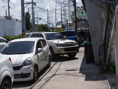 Negocios, vehículos y materiales dificultan paso en aceras ocupadas