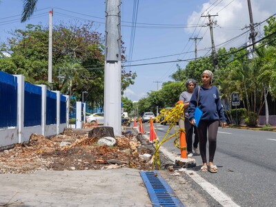 Peatones caminan entre vehículos por obras en acera de La Maternidad