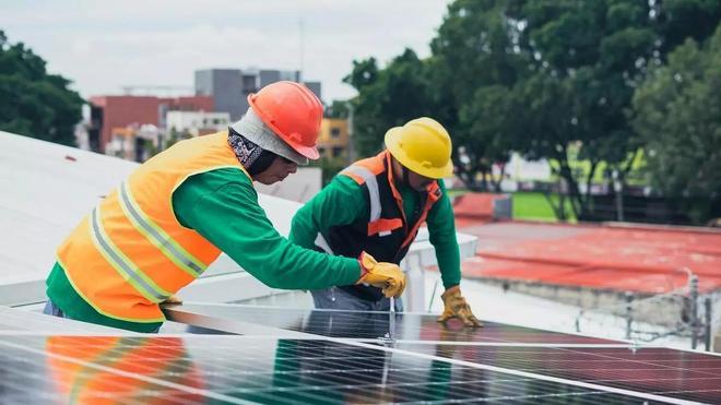 Un ciudadano de Rumanía reduce su factura de luz con placas solares: "Quería ser prácticamente independiente energéticamente"