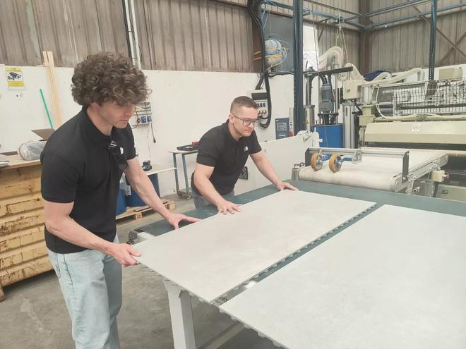 Unos jóvenes emprendedores crean un sistema para instalar pavimento cerámico de forma fácil y barata