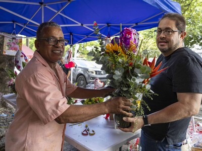 Venta de flores y velones aumenta por Día de las Madres