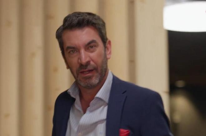 Ya están disponibles todos los capítulos de Café para Cinco donde Arturo Valls se convierte en el ninja de la publicidad