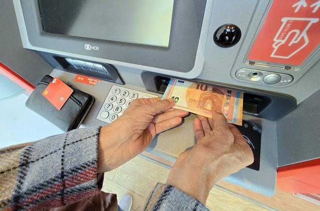 Confirmado por el BOE: Hacienda te vigila si ingresas o sacas dinero del cajero de esta manera