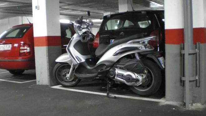 Confirmado por la Ley de Propiedad Horizontal: los propietarios pueden aparcar un coche y una moto en la misma plaza de párking, pero la comunidad puede prohibirlo