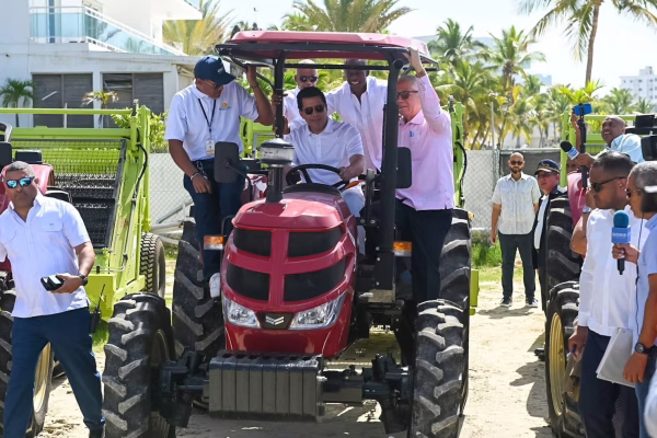 David Collado entrega 42 equipos a ayuntamientos con vocación turística para recolección de desechos