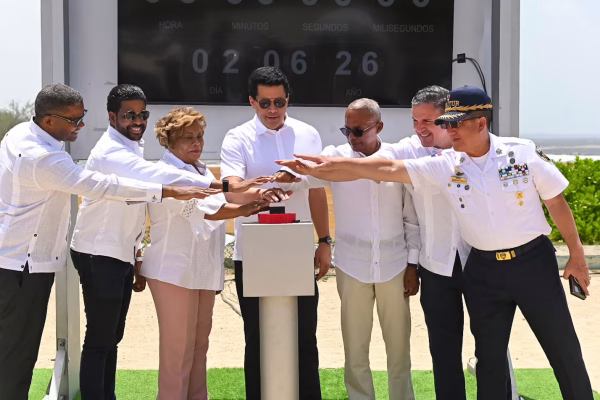 David Collado inicia el malecón Boca Chica y dos parques