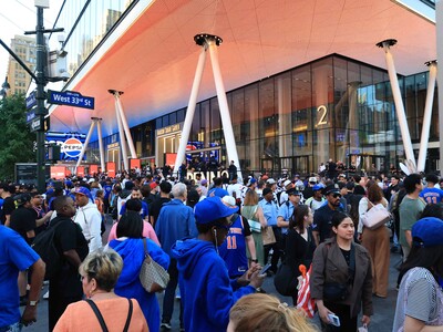 De azul y naranja, fiebre por los Knicks se apodera de Nueva York