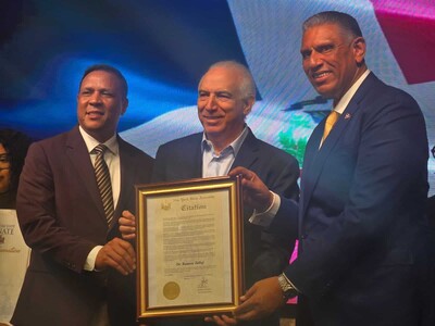 Doctor Ramón Tallaj recibe reconocimiento del cónsul en Nueva York