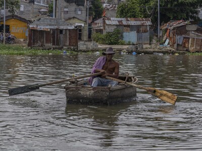 Donde el progreso no llega: cruzar Ozama en yola en pleno siglo XXI